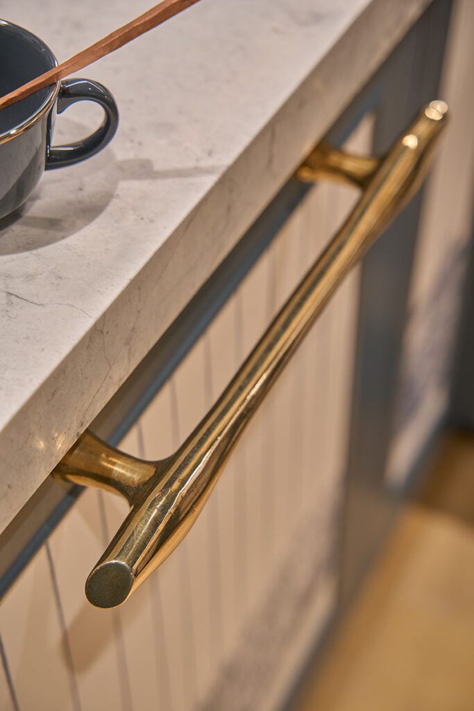 2L Oasis WU 2092 LowRes Marco Ricca 3 right 683x1024 1