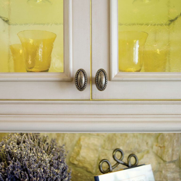 Cabinet Knobs Vs. Pulls: Which Is Better? | Rocky Mountain Hardware