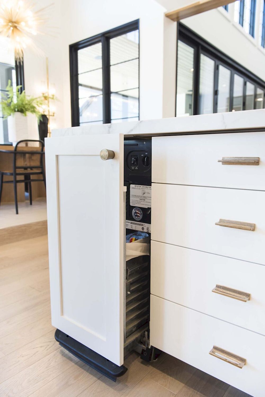 5 Ways to Remodel Kitchen Cabinets 4 Mezza 3141 1025x1536 1