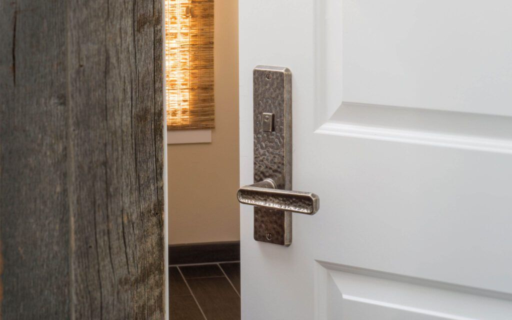 Right Hand vs. Left Hand Door: How to Tell the Difference 1 Righteft hand door image 2